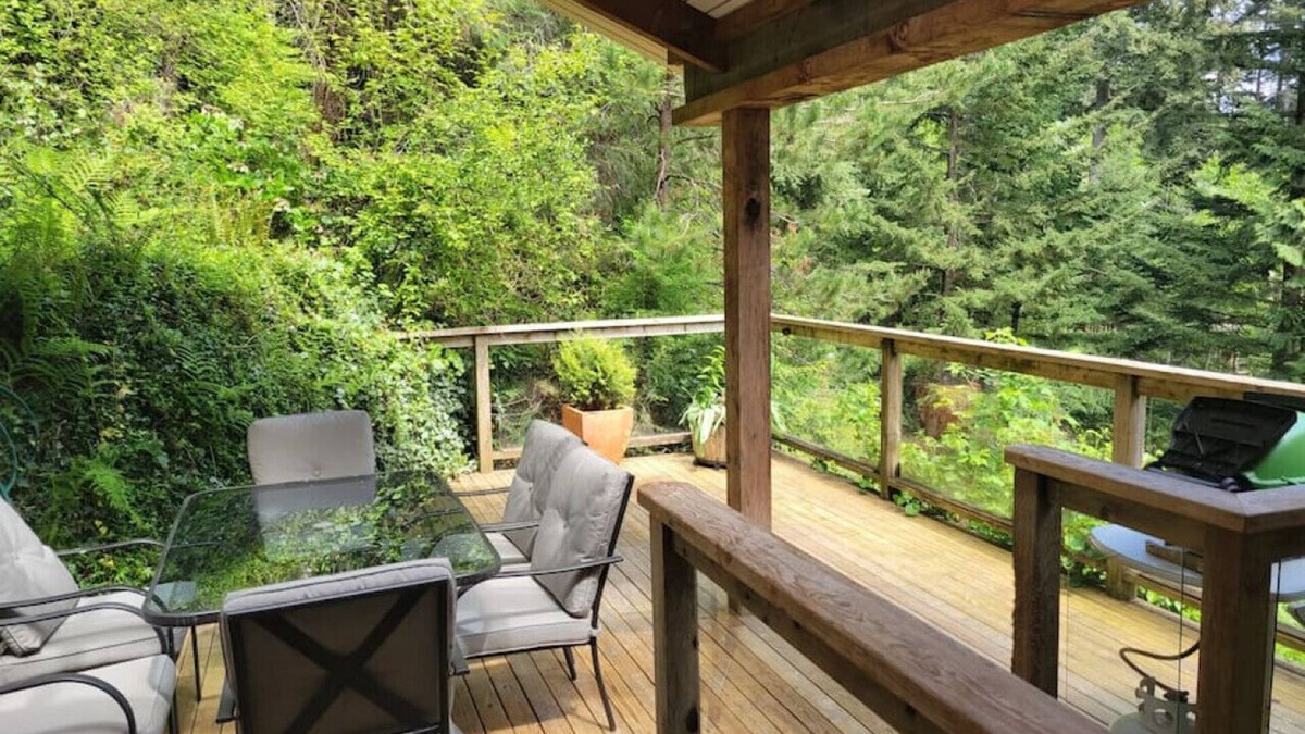 Bowen Island Apartment | Rainforest Retreat · Relaxing 1 bdr + den rainforest retreat with patio