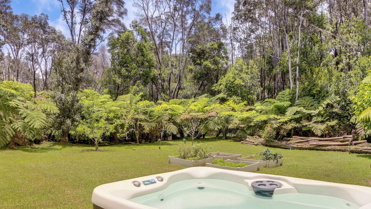 Volcano House | Rainforest Stay w/Hot Tub < 3 Mi to Nat'l Park!