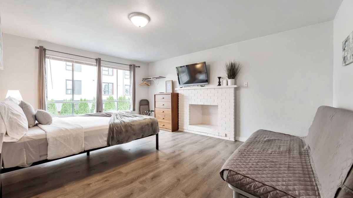 Brighton House | Rainier Guesthouse - Walk to Metro