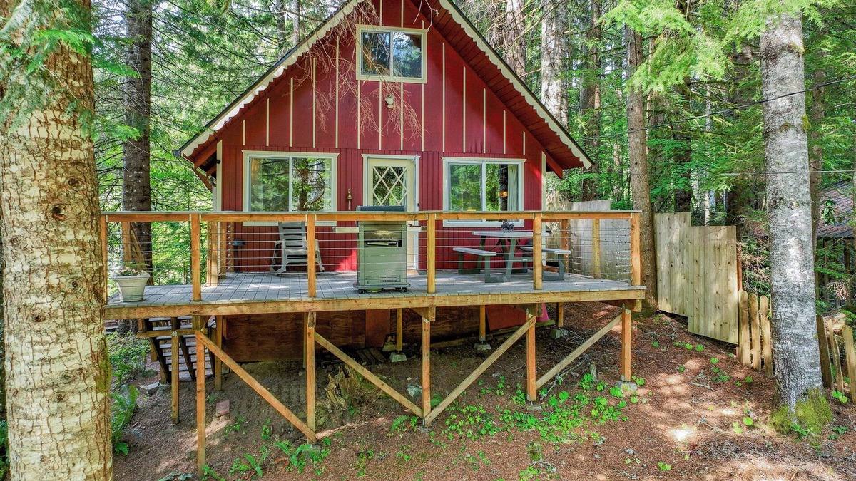 Paradise Estates Cabin | Rainier Vintage Retreat w/Hot Tub-Fireplace-WiFi