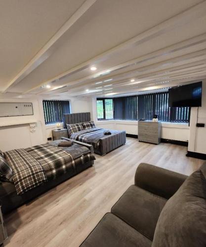 Manchester House | Rainsough Cottage Guest House - Sleeps upto 8 with ensuite - Free Parking & WiFi