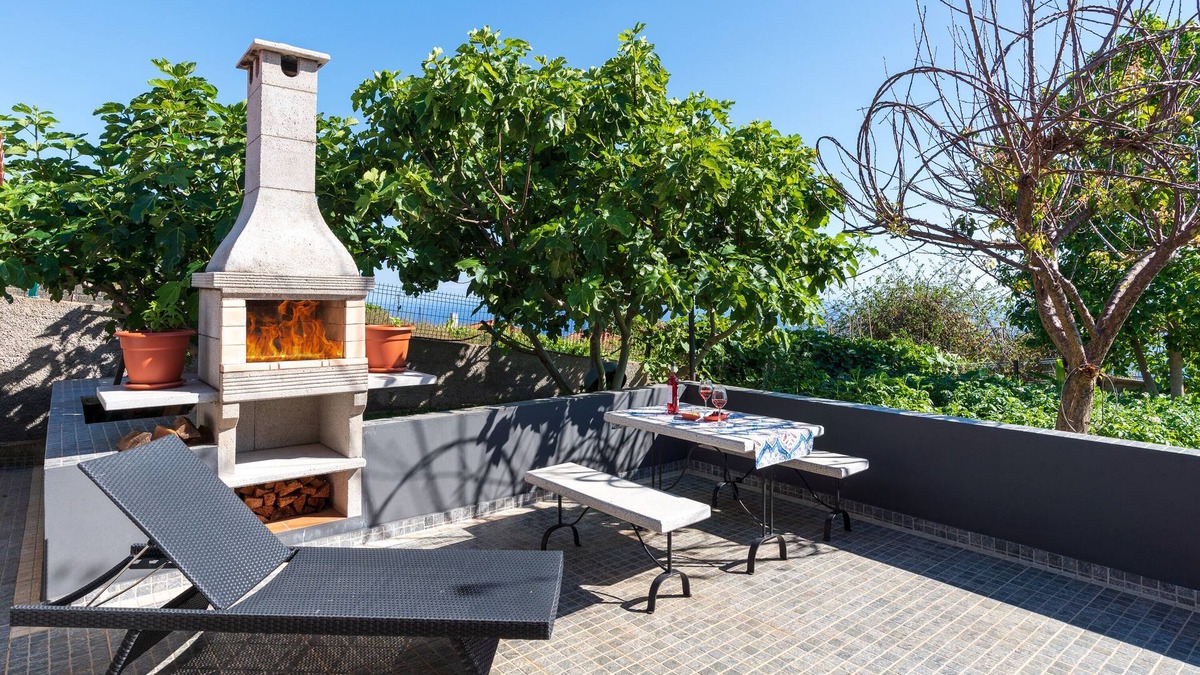 Arco da Calheta Cottage | Raivinha Mother House, A traditional home in the heart of Arco da Calheta