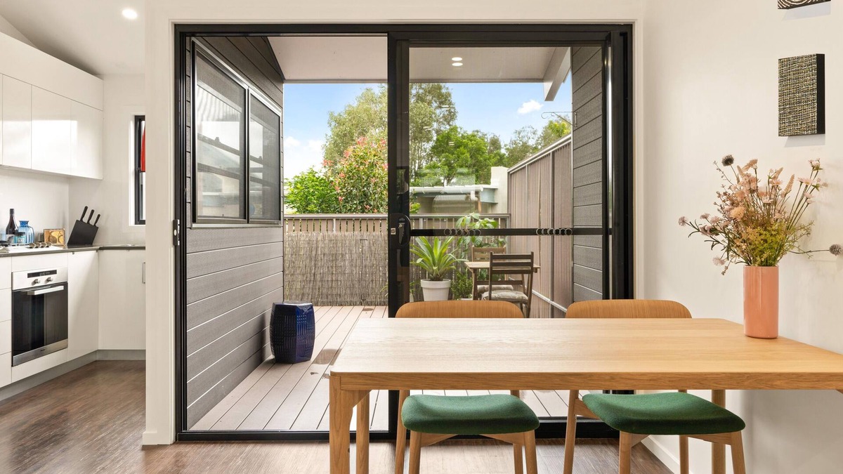 Ocean Shores House | RAJAH 1 - Lovely Townhouse close to beach & shops