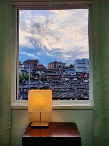 Gahoe-dong Apartment | Rakidang Stay 樂異堂 한옥마을이 창가에 담기는 집