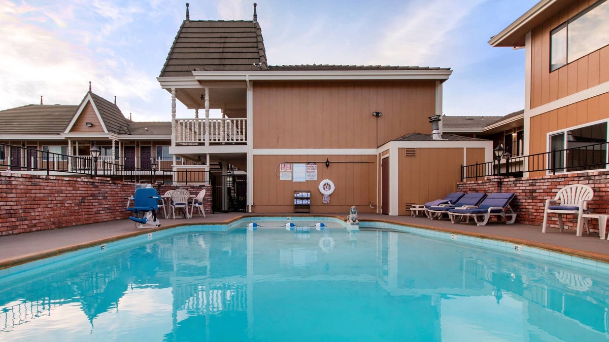 Downtown Hotel | Ramada Bayside Inn & Suites Eureka