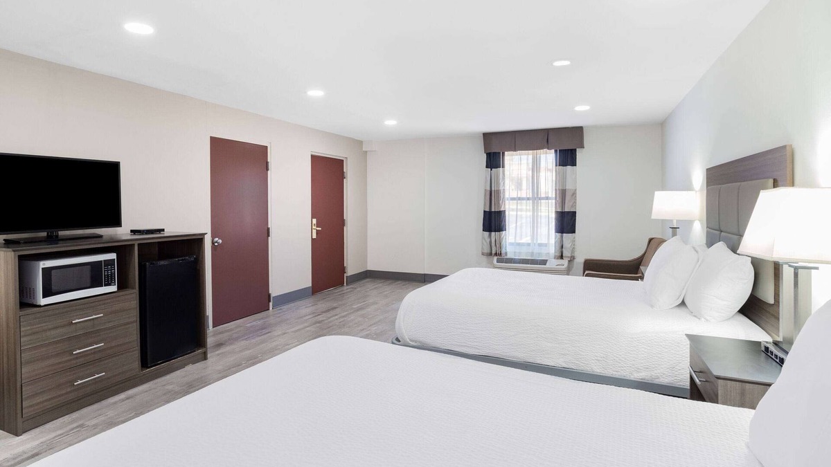 Hendersonville Hotel | Ramada by Wyndham Hendersonville