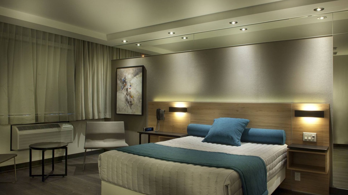 Laval Hotel | Ramada by Wyndham Laval