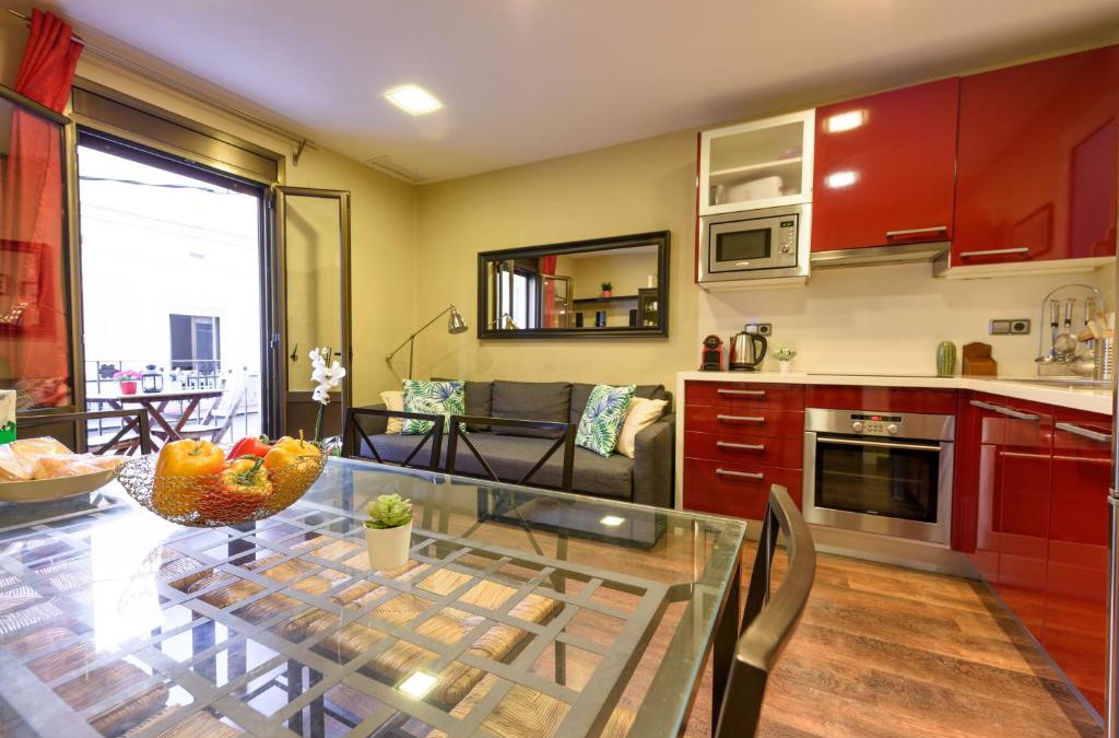 El Poble-sec Apartment | RamblasRentals Cozy Renovated 2BR with Balcony Lift 20M Rambla - Parking - Wifi