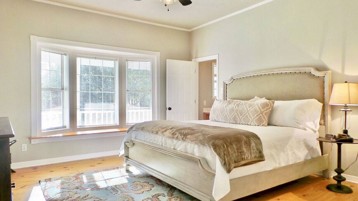 Wellborn Apartment | Rambling Ranch: Space & Charm