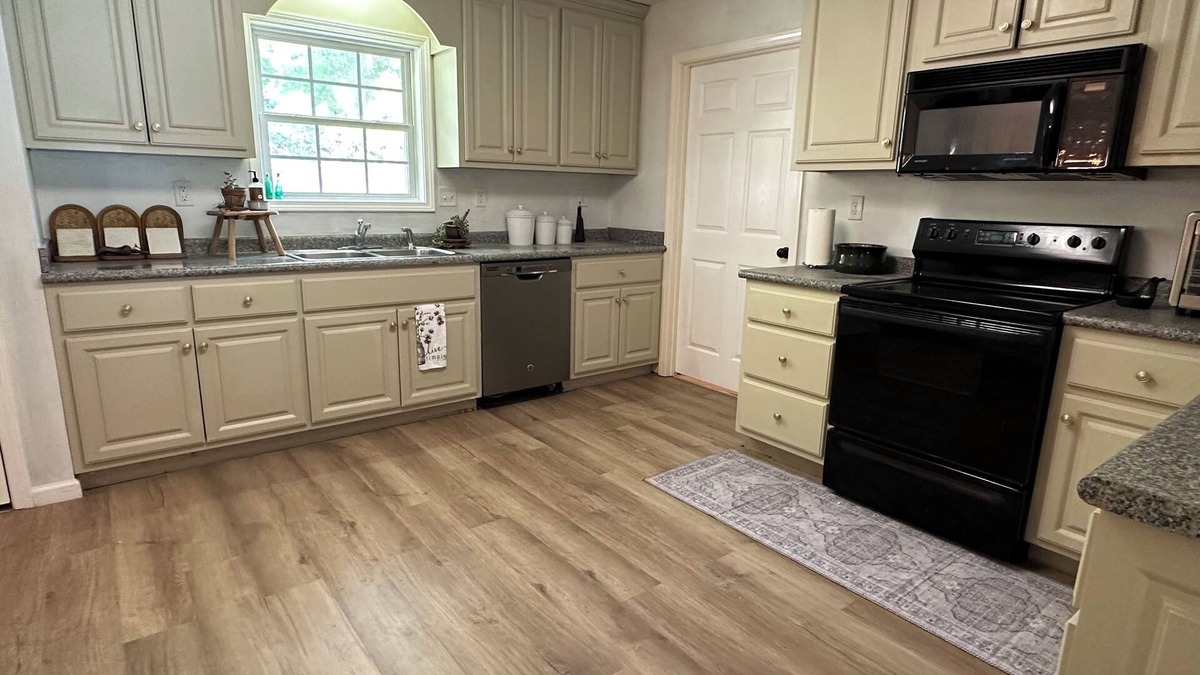 Northport House | Rammer Jammer Retreat - <6 miles from the University of Alabama & Bryant-Denny