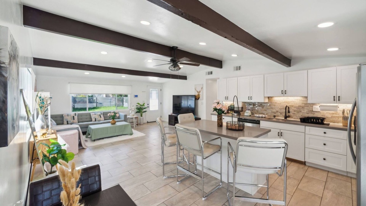 La Presa House | Ranch 3-Bedroom House w Gated Yard, Garage, Crib