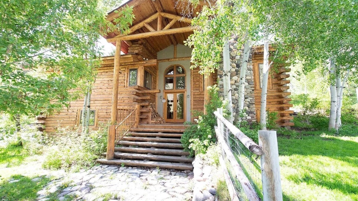 Hailey House | Ranch living- Log cabin fully gated property with gorgeous views and ambiance!