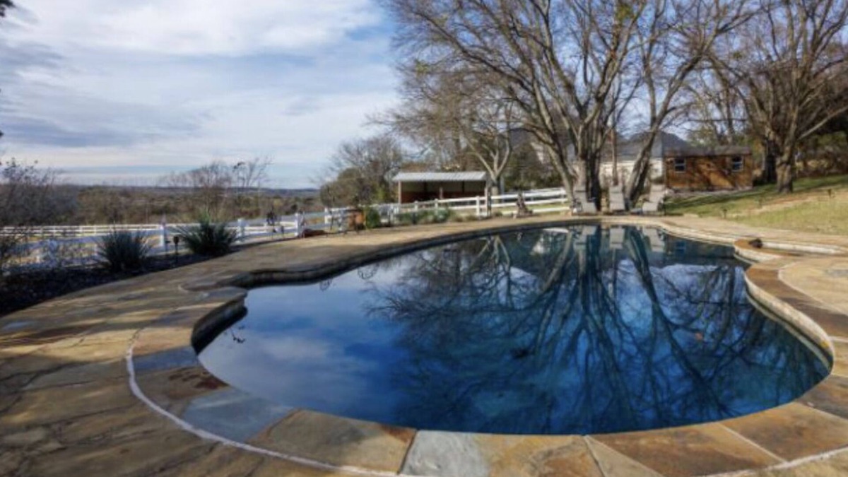 Fort Worth House | Ranch Style House on 3 acres w/pool and hot tub
