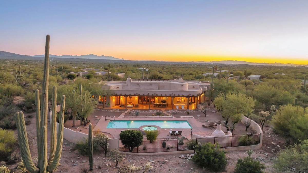 The Elin Ranch House | Rancho Vaquero: Luxury Desert Retreat 2 King Suites, Heated Salt Pool & Hot Tub