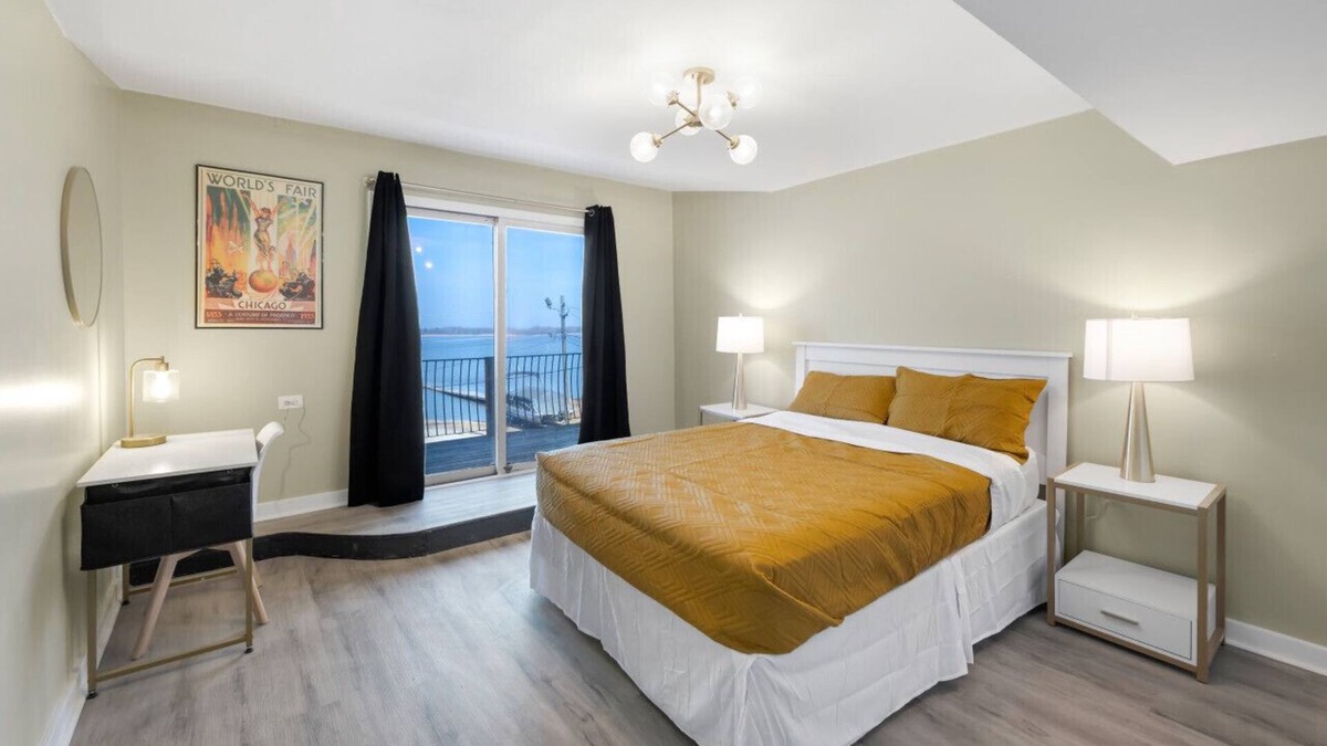 Fox Lake Apartment | Randolph Hotel Capone Suite 201