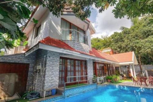 Bengaluru Villa | Rangmahal by StayJade Projector Jacuzzi & Pvt Pool