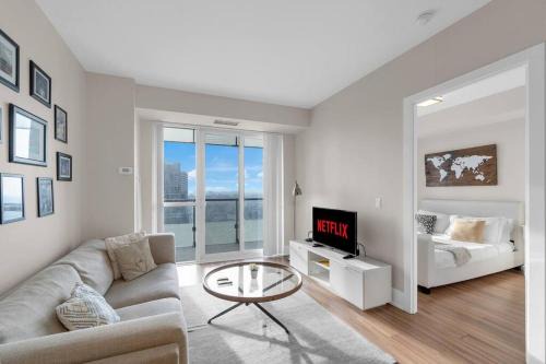 Toronto Entertainment District Apartment | Rare 1BR - Rooftop Pool, Next to MTCC & CN Tower