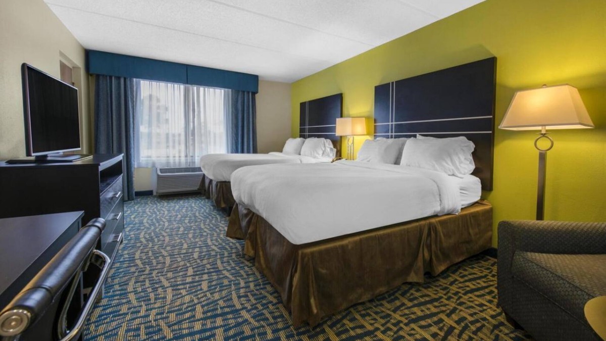 Savannah Hotel | Rare Find! 2 Relaxing Units with FREE Parking, Near Ogeechee Canal Museum!