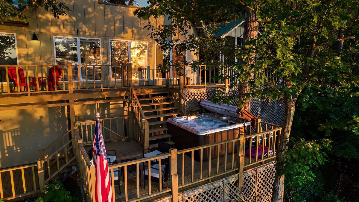 Jasper House | Rare Find! Relaxing Lake house, everything you need!