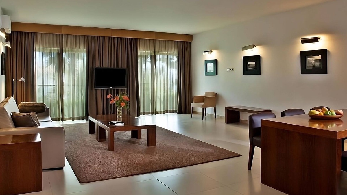 Albufeira Hotel | Rare Gem! Spacious Villa with Kitchen, Private Balcony! Pools and Beach Access!