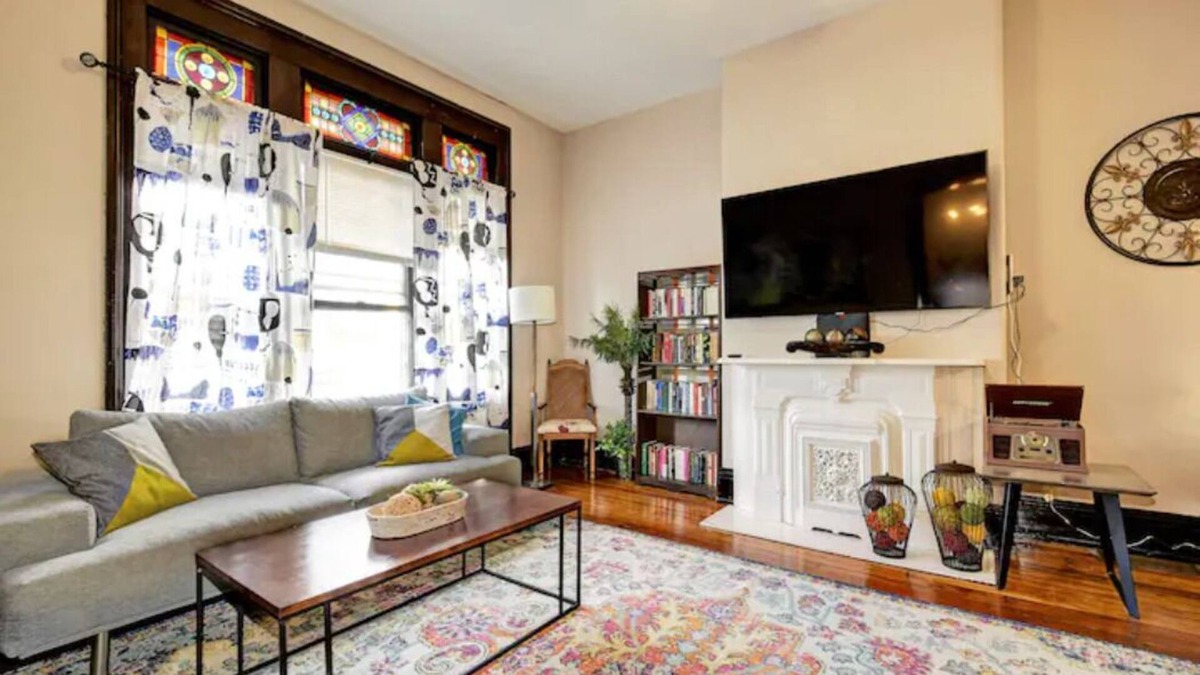 Cherokee Triangle Apartment | Rare King Bed w/ Dip Pool in ❤ Lou bar/food scene