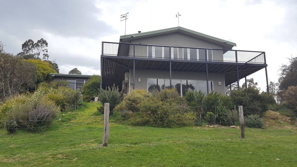 Devils River House | 'Rare Retreat', enjoy the stunning views, great hiking, or cycling @Lake Eildon