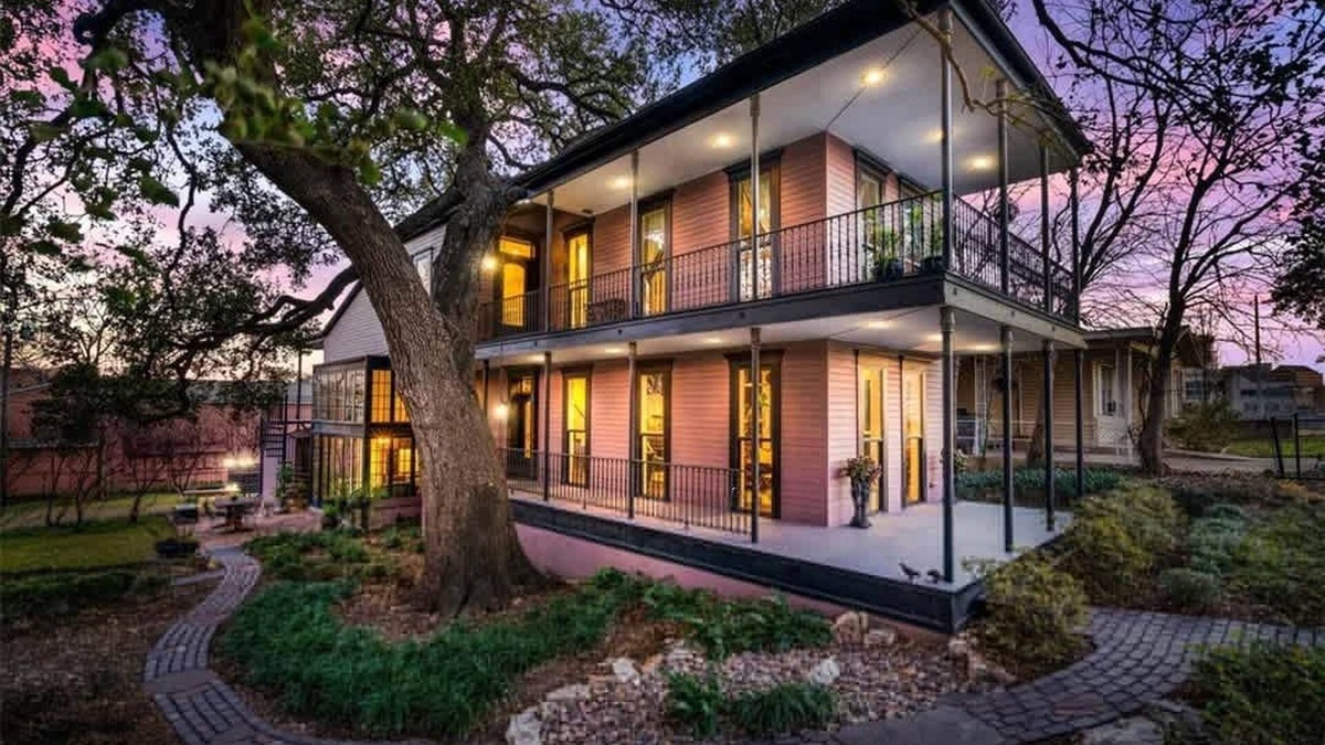 Swede Hill House | Rare - Unique East Austin Home - Walk to Downtown