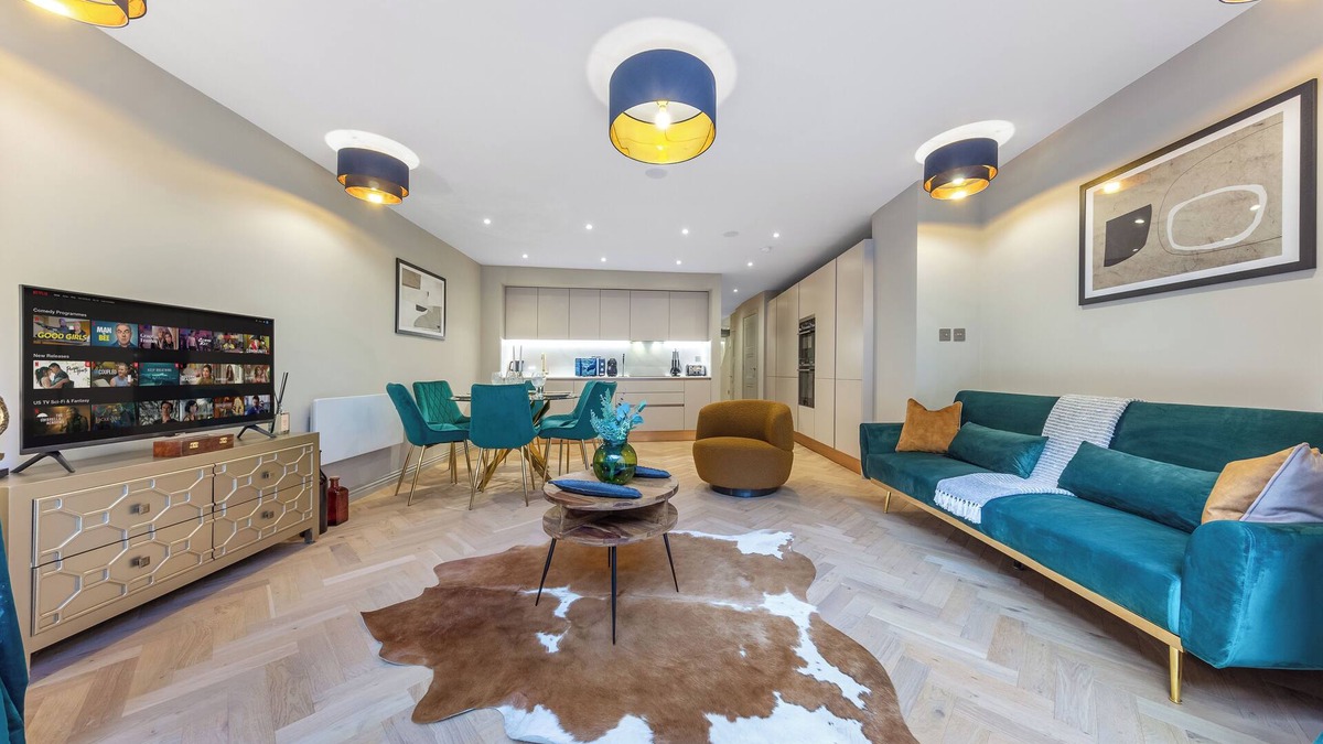 Abbey Road Apartment | Rate Reduction - 2BR Abbey Road Location of Beatles Famous Photo - Private Patio