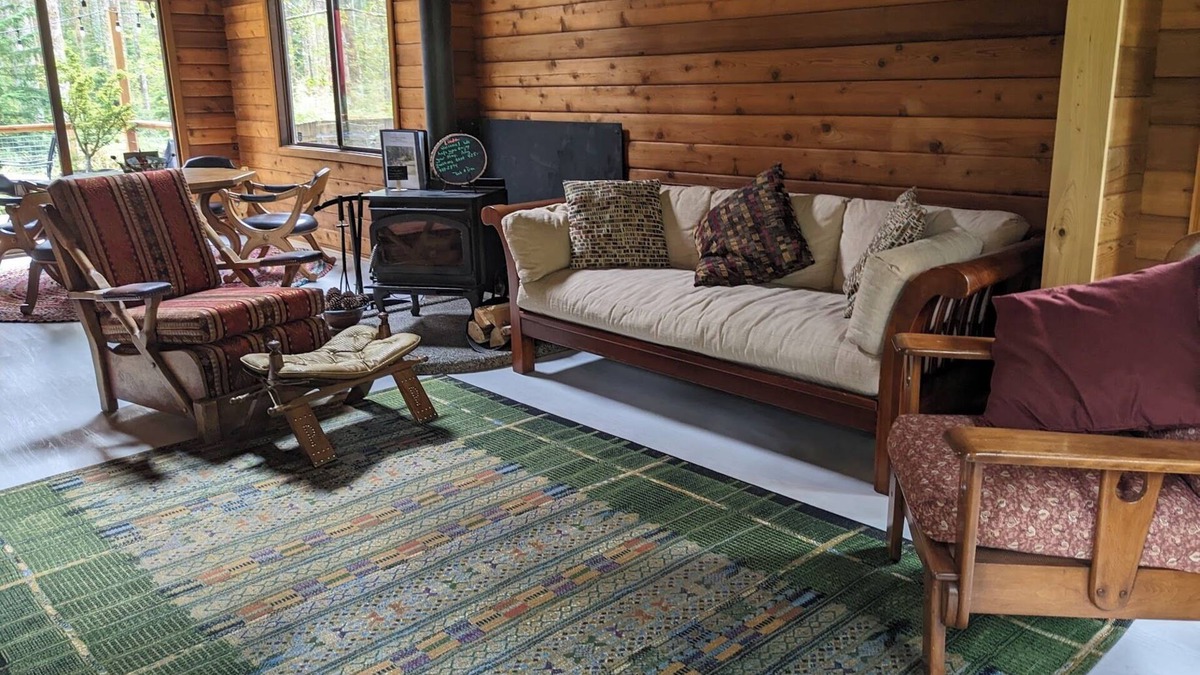 North Bend House | Rattlesnake Lake Area Cedar Cabin. Direct Access to Trails. Pet Friendly.