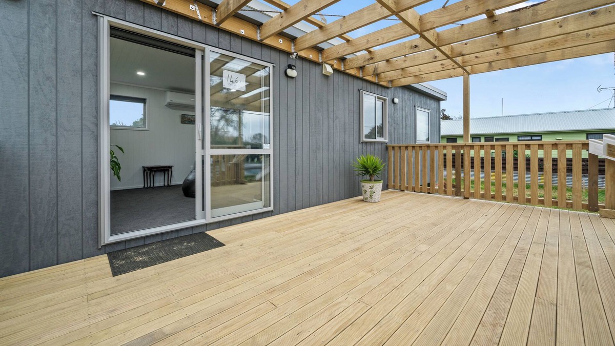 Raumati Beach House | Raumati Retreat - Raumati Beach Holiday Home