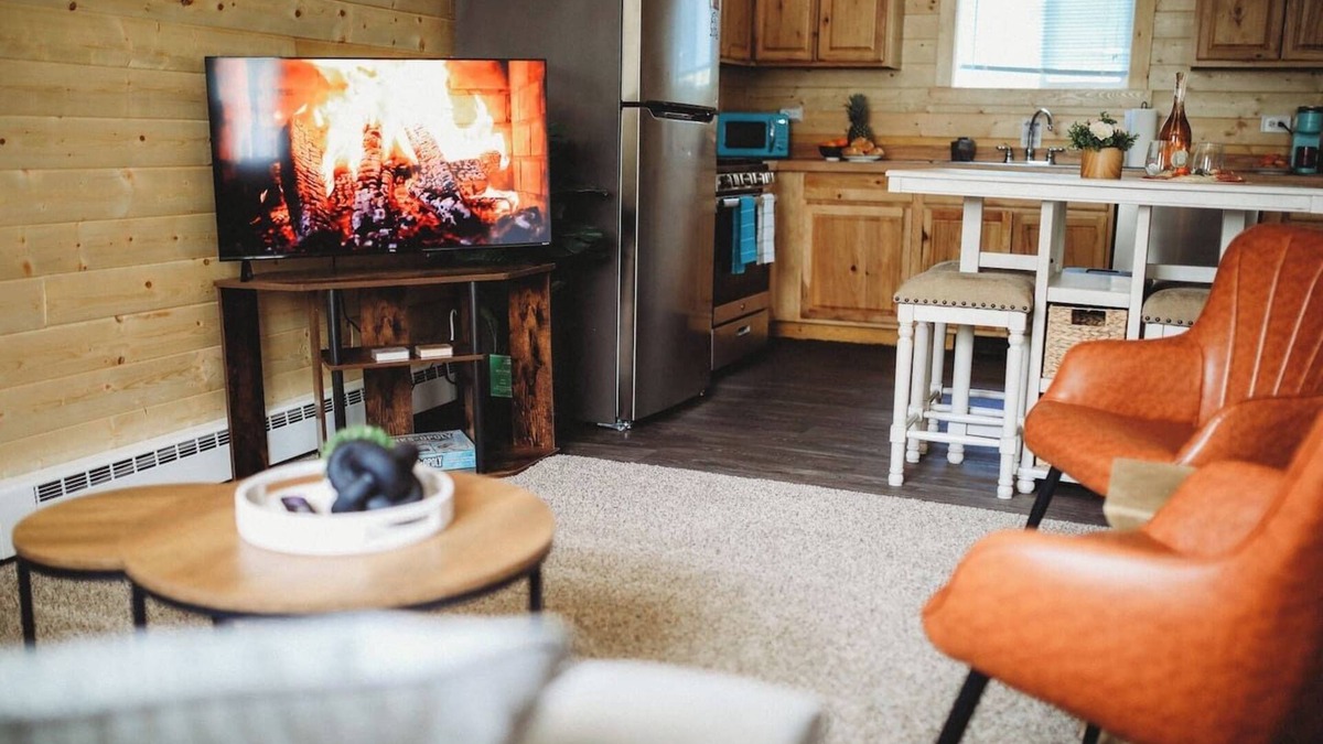 Fairbanks Apartment | Raven's Pine Suite #6 AuroraGetaway