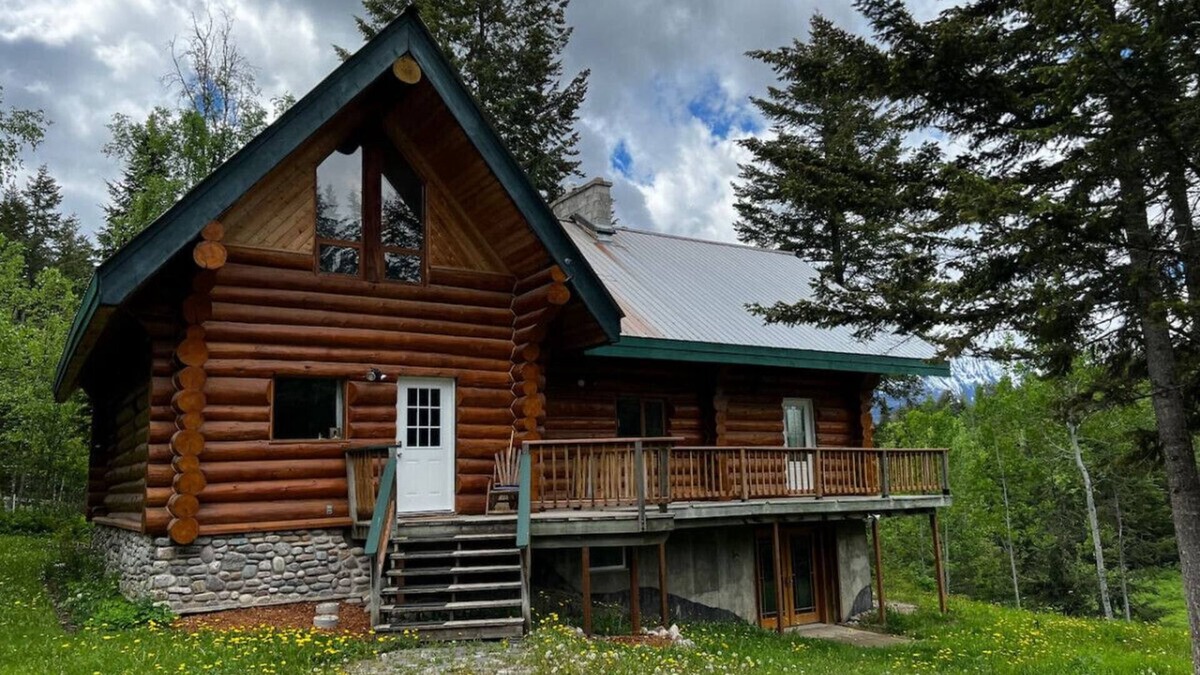Golden Cabin | Raven's Roost - Rural Cabin Minutes from Golden