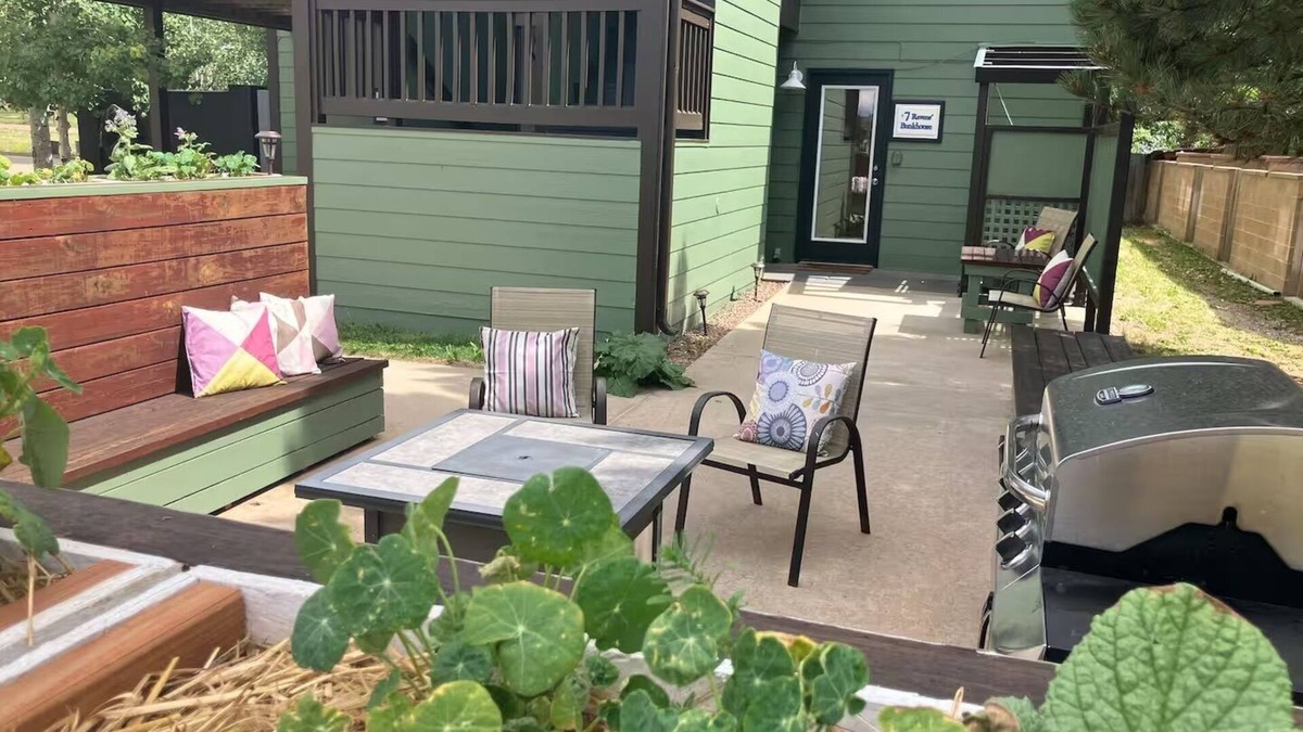 Westcliffe Hotel | Ravens Fun Bunkhouse with Fire Pit/Grill & Patio