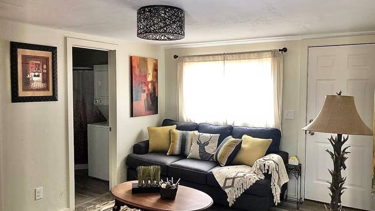 Westcliffe Hotel | Ravens Hideaway Cottage on Main w/King w/d & Grill