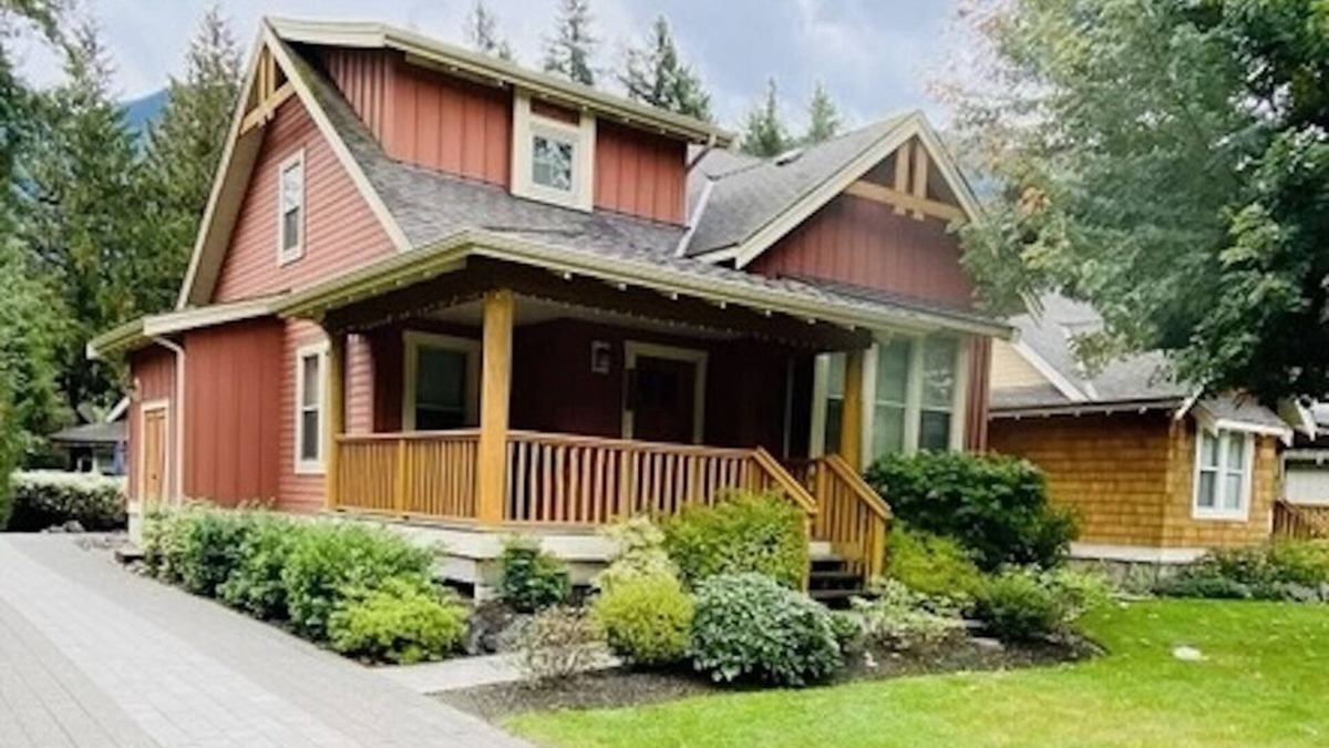 Lindell Beach Cottage | Ravenwood Cottage at Cultus with Pool & Hot Tub