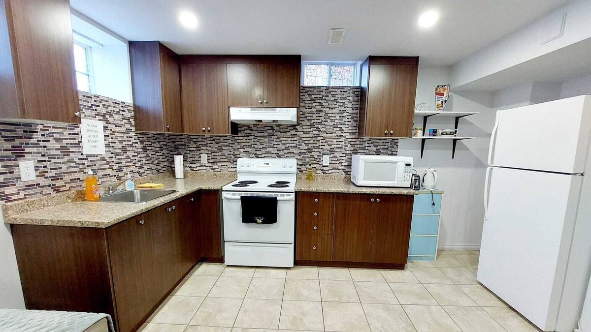 Brampton Apartment | Ravine Lot Spacious 2 Bedrooms + Den Legal Basement Apartment