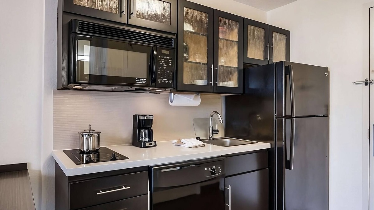 Waukegan Resort | Ray Bradbury Experience Museum Tour! Kitchen, Pets Allowed