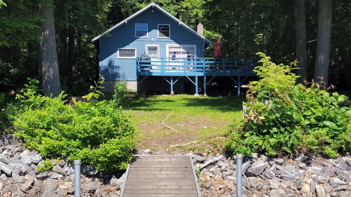 Readfield Cottage | Readfield/Maranacook Lake cottage with dock and plenty of privacy!