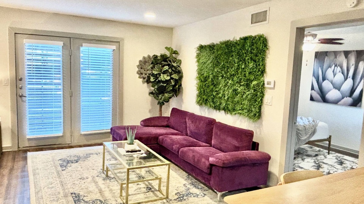 Oak Lawn Apartment | Reagan 105: Charming 1-bedroom apartment in superb Dallas with AC