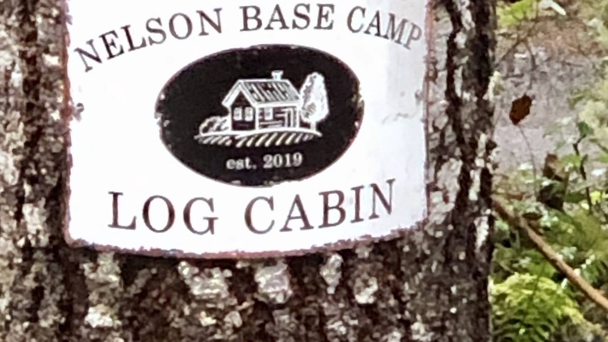 Paradise Estates Cabin | Real log cabin 1 bedroom & loft, full sz. appliances, wood stove, Clawfoot tub