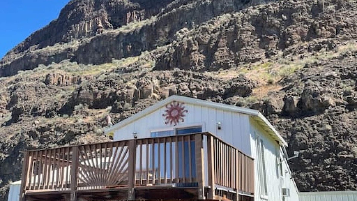 Sunland Estates House | REAR Unit · *Sunland Estates* Cozy quiet home