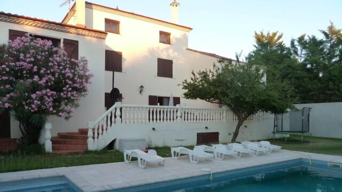 Coulobres Villa | Recent 400 m² villa sleeps up to 21 with pool and sports room in Hérault