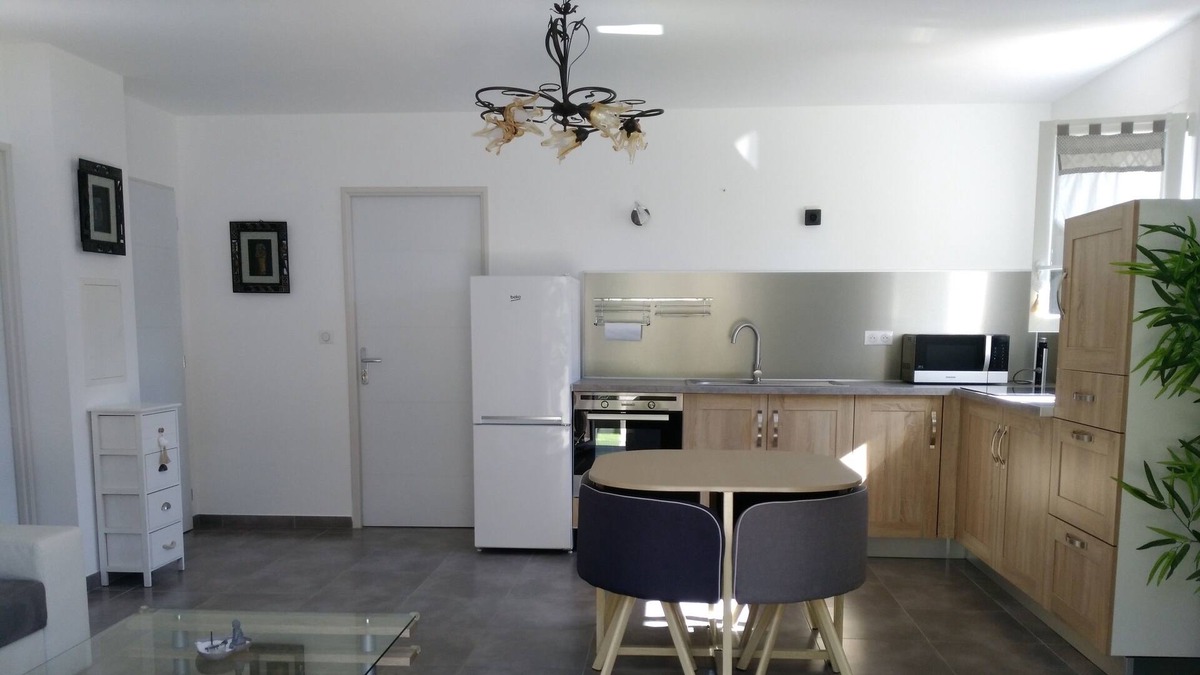 Sollies Pont Apartment | Recent apartment at the bottom of the villa