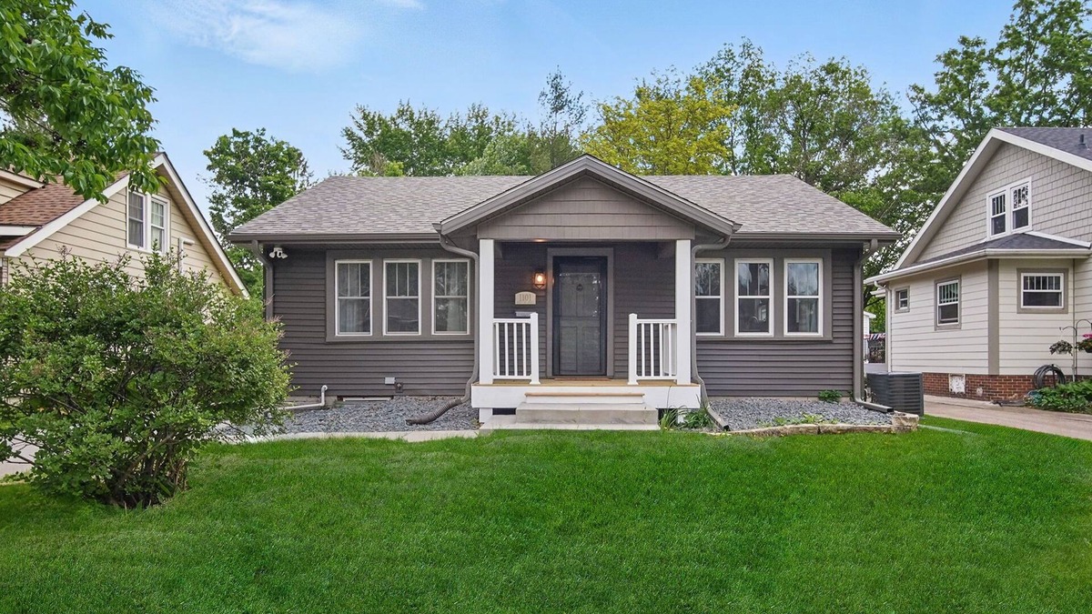 Waveland Park House | Recently Remodeled! Charming 2-bedroom bungalow in terrific DSM neighborhood