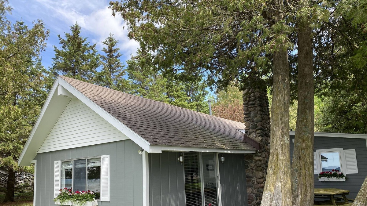 Mullett Lake Cottage | *RECENTLY REMODELED* Lakefront Cottage - Mullett Lake