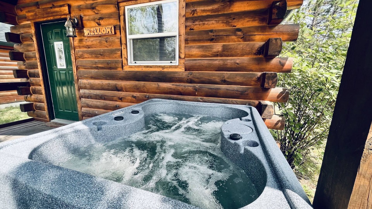 Thompsonville Cabin | Recently renovated Log cabin with Hot tub!