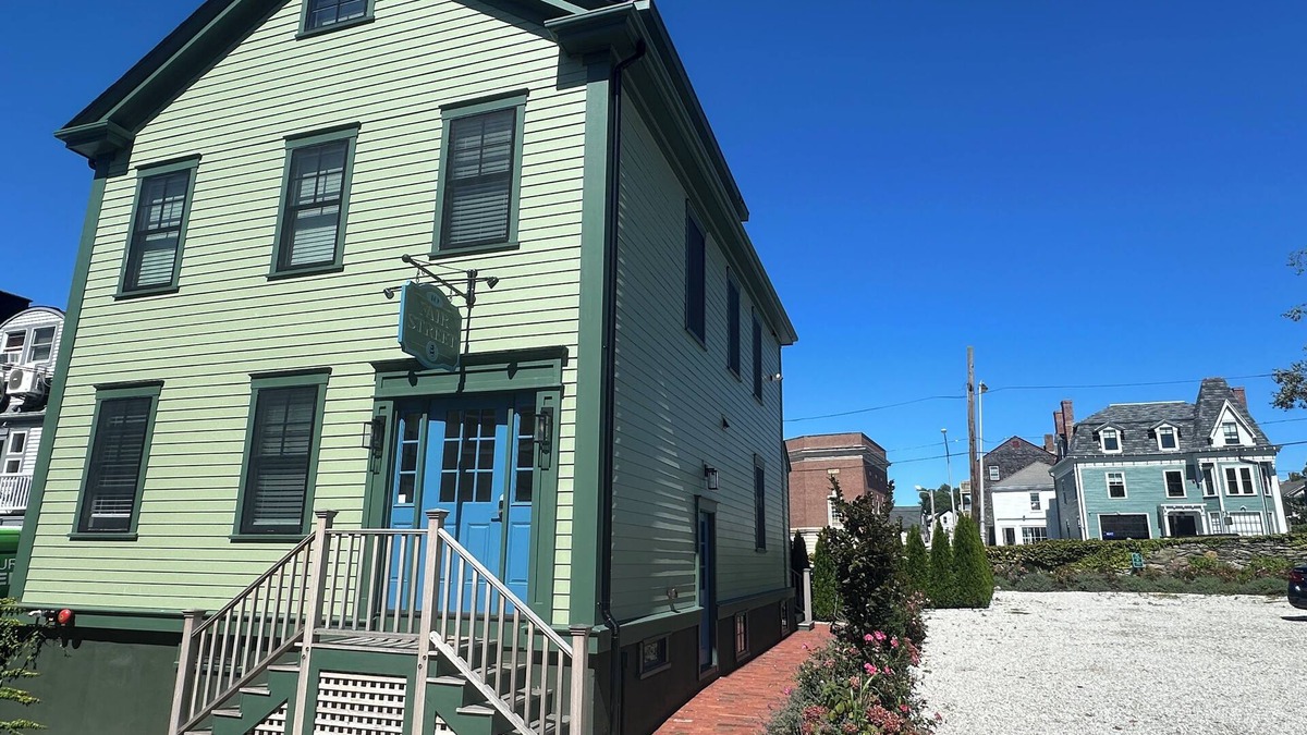 Yachting Village House | Recently Renovated Entire House in Downtown Newport Sleeps 16/Off street parking