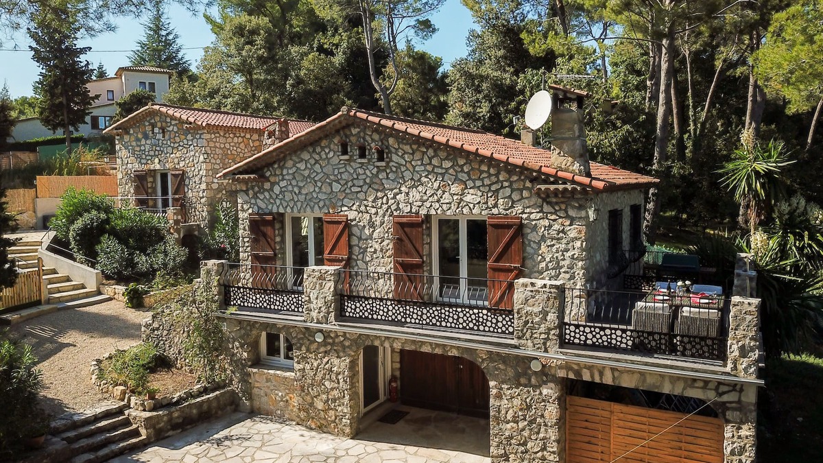 Le Rouret House | Recently renovated ! Luxury Villa Rental in the South of France for 10