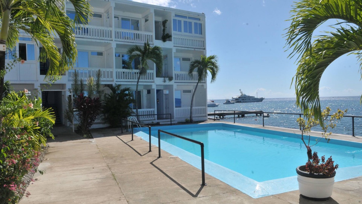 Castle Comfort Hotel | Recently renovated Poolfront hotel close to Roseau