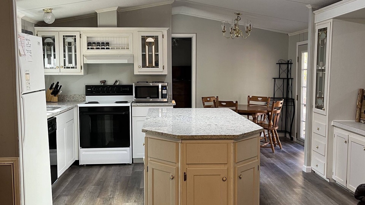 Kingston House | RECENTLY UPDATED Lake Texoma Private Acreage! Sleeps 8. Pet Friendly. 3 acres.